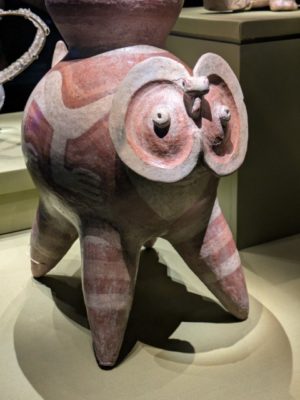 フクロウ・ネコ科動物・ヘビが合体した土器